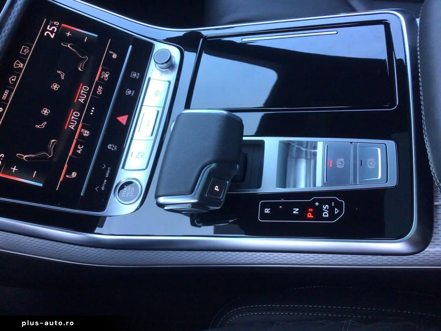 AUDI Q8 55 TFSIe Q S LINE PANO LEDER LM21 AHK