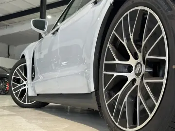 PORSCHE Taycan  Pano BOSE ACC Chrono Luft Apple Leder