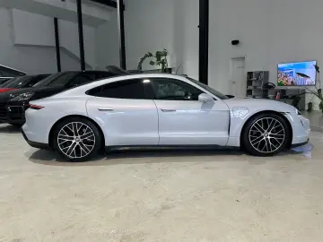 PORSCHE Taycan  Pano BOSE ACC Chrono Luft Apple Leder