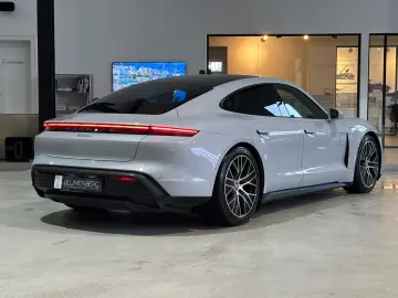 PORSCHE Taycan  Pano BOSE ACC Chrono Luft Apple Leder