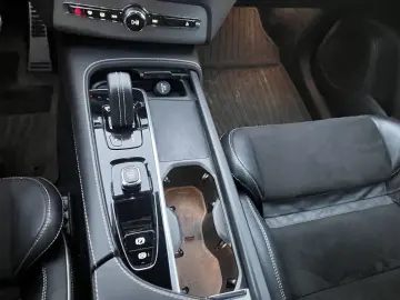 VOLVO XC90 B5 AWD R-DESIGN AHK NAVI LED