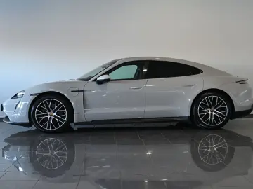 PORSCHE Taycan Performancebatterie PASM Pano HUD ACC 20