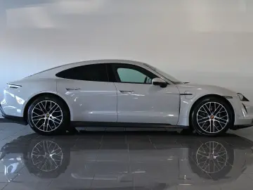 PORSCHE Taycan Performancebatterie PASM Pano HUD ACC 20