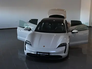 PORSCHE Taycan Performancebatterie PASM Pano HUD ACC 20