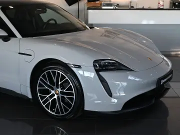 PORSCHE Taycan Performancebatterie PASM Pano HUD ACC 20