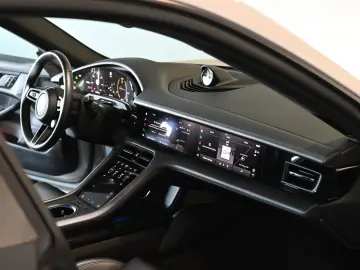 PORSCHE Taycan Performancebatterie PASM Pano HUD ACC 20