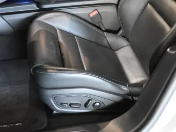 PORSCHE Taycan Performancebatterie PASM Pano HUD ACC 20