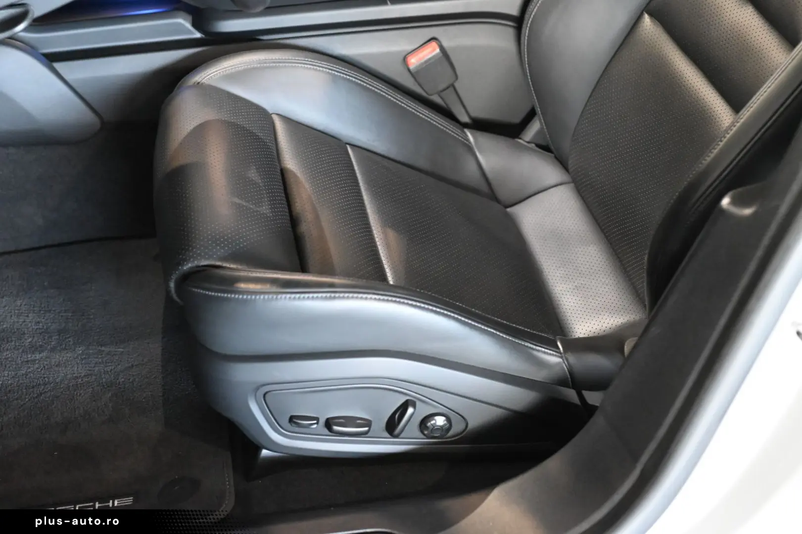 PORSCHE Taycan Performancebatterie PASM Pano HUD ACC 20