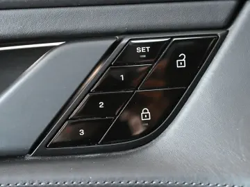 PORSCHE Taycan Performancebatterie PASM Pano HUD ACC 20