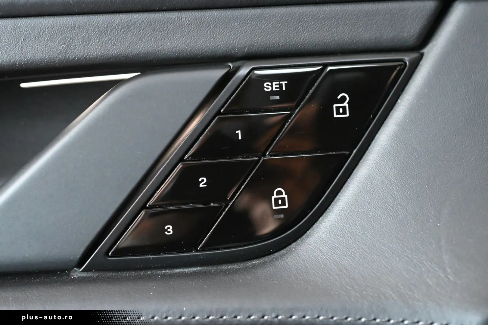 PORSCHE Taycan Performancebatterie PASM Pano HUD ACC 20