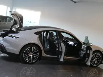 PORSCHE Taycan Performancebatterie PASM Pano HUD ACC 20