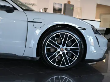 PORSCHE Taycan Performancebatterie PASM Pano HUD ACC 20