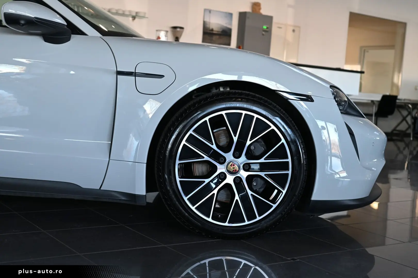 PORSCHE Taycan Performancebatterie PASM Pano HUD ACC 20