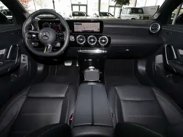 MERCEDES-BENZ CLA 200 Coupé AMG TOTWINKEL PANO DISTR 360  19