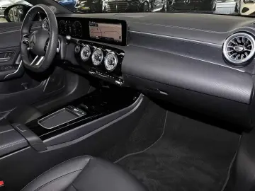 MERCEDES-BENZ CLA 200 Coupé AMG TOTWINKEL PANO DISTR 360  19