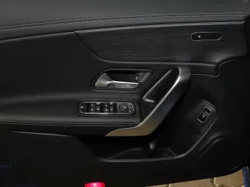 MERCEDES-BENZ CLA 200 Coupé AMG TOTWINKEL PANO DISTR 360  19