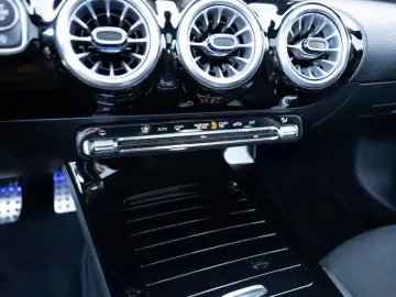 MERCEDES-BENZ CLA 200 Coupé AMG-Sport LED Cam Pano N&hellip;