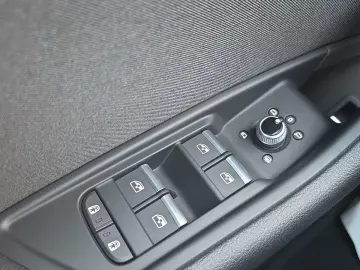 AUDI A4 30 TDI S-TRON V-COCK S-DACH NAVI R-KAM AHK-VO