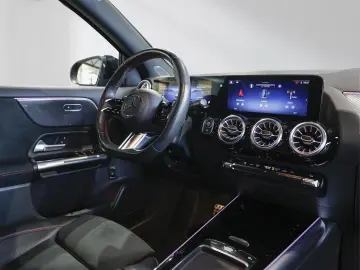 MERCEDES-BENZ GLA 200 AMG