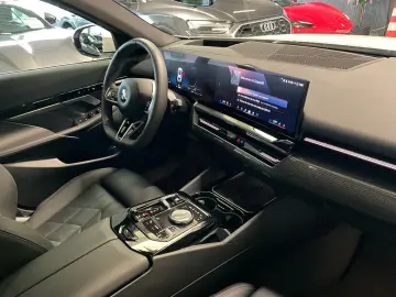 BMW 520i Touring M Sport 360 Kamera HUD Panoramadach