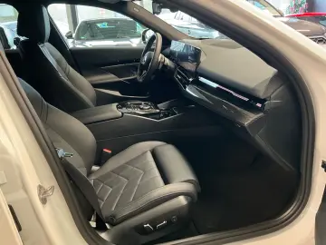 BMW 520i Touring M Sport 360 Kamera HUD Panoramadach