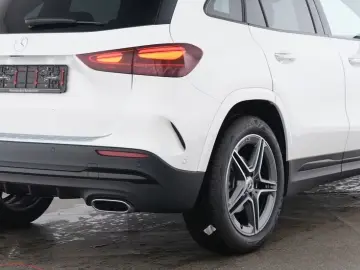 MERCEDES-BENZ GLA 180