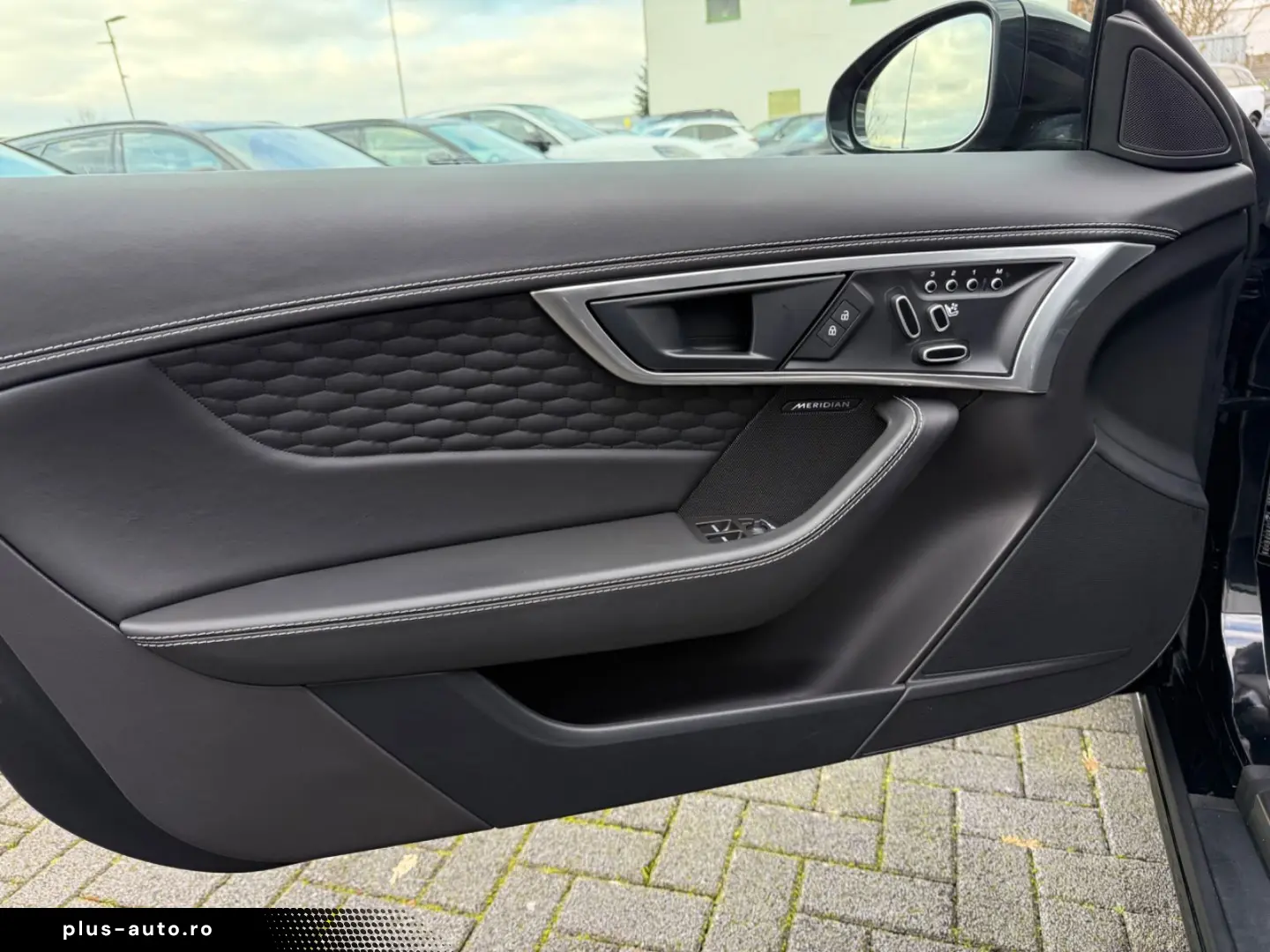 JAGUAR F-TYPE P450 R-Dynamic Black AWD  2. Hand  Pano