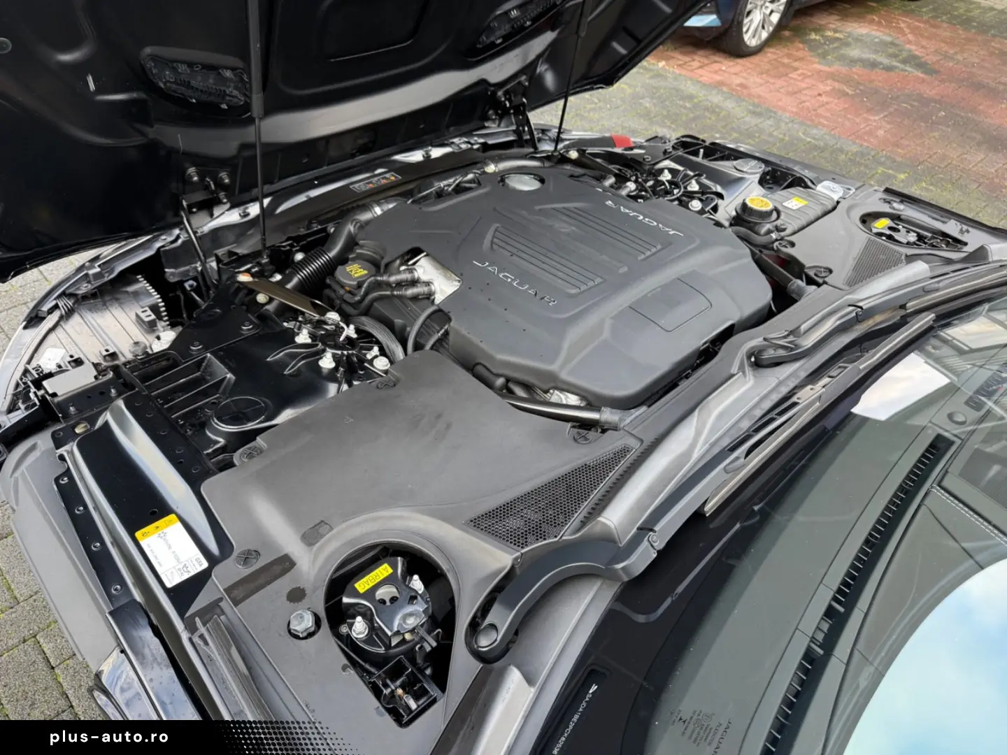 JAGUAR F-TYPE P450 R-Dynamic Black AWD  2. Hand  Pano