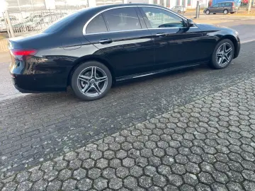 MERCEDES-BENZ E 220 d 4Matic AMG Pano Leder LED Navi Kamera
