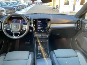 VOLVO XC40 B3 Plus Dark 2WD Camera Keyless HarmanKardon