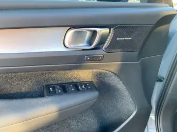 VOLVO XC40 B3 Plus Dark 2WD Camera Keyless HarmanKardon