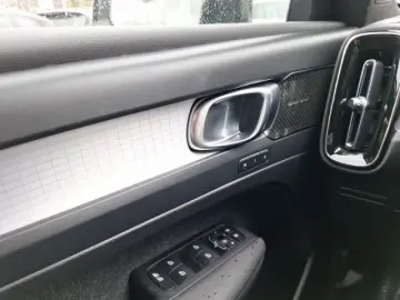 VOLVO XC40 2WD Plus Dark ACC Bliss Keyless Camera H&K