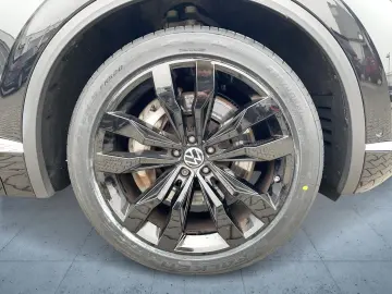 VW Touareg Elegance eHybrid 4M Tiptr AHK Pano Nacht