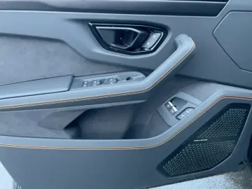 LAMBORGHINI Lamborghini URUS SE Dark-Package Pano B&O-Sound