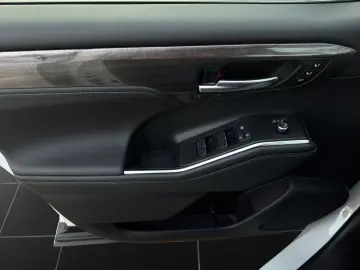 TOYOTA Highlander Hybrid Luxury 7 SITZER AHK LEDER HuD