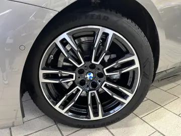 BMW 520 i M Sport StandHz AHK KomfSi belüftet H K Pr