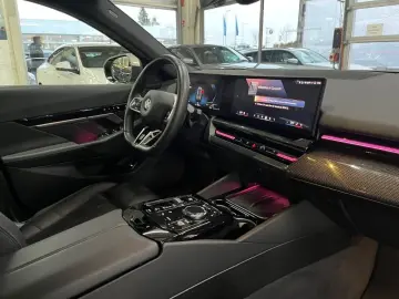 BMW 520 i M Sport StandHz AHK KomfSi belüftet H K Pr