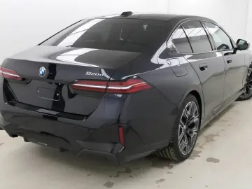 BMW 520d Limousine M Sport ACC AHK PANO STHZ LRHZ QI