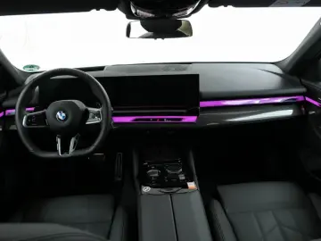 BMW 520d Limousine M Sport ACC AHK PANO STHZ LRHZ QI