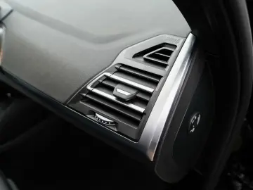 BMW X4 xDrive20i M-Sport AHK PANO ACC KoZg HuD Laser