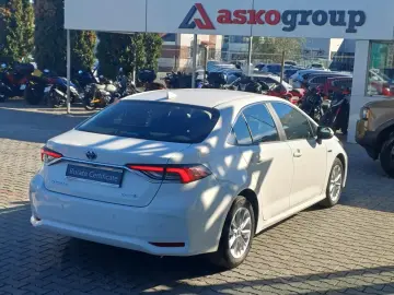 Toyota Corolla Sedan 1.8 hybrid 122 CVT Business Plus