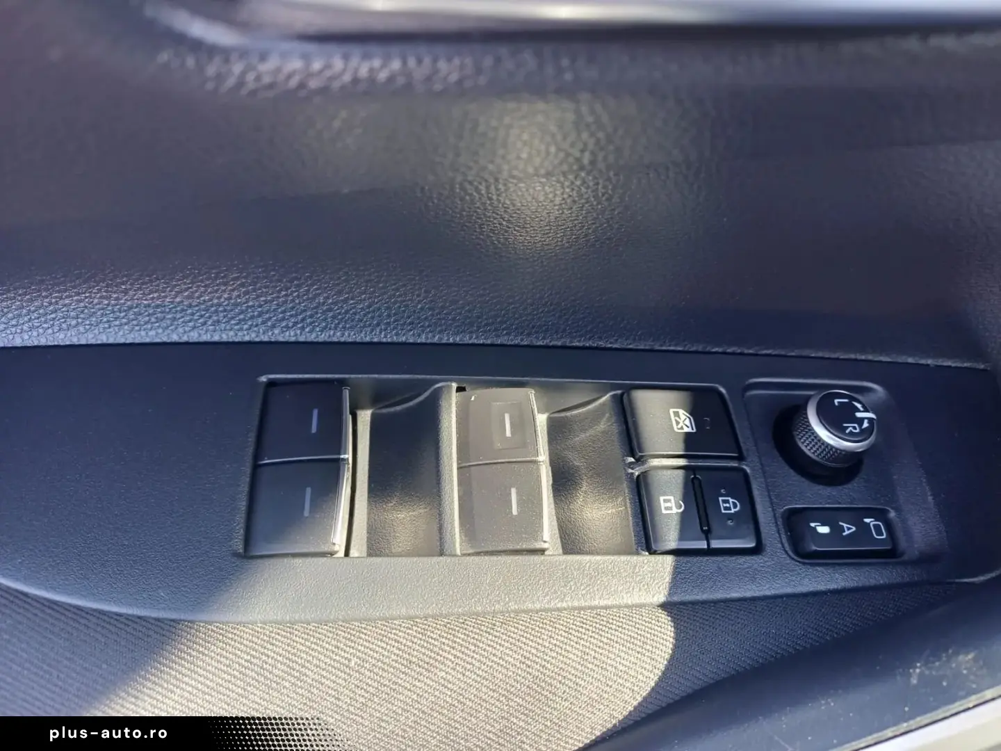 Toyota Corolla Sedan 1.8 hybrid 122 CVT Business Plus