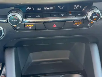 Mazda3 4SN 2.5L e-SKYACTIV G 140ps 6MT FWD Exclusive-Line