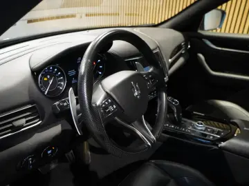 MASERATI Levante Gransport SQ4  U-Frei Pano 1.Hd N.Mod