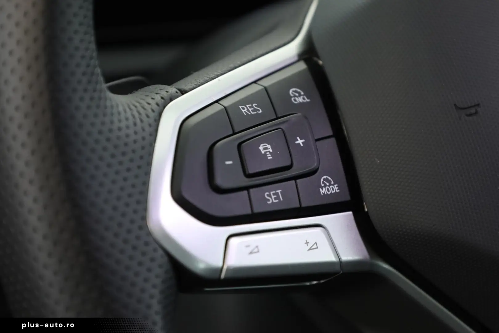 VW Tiguan 1.5 eTSI DSG R-Line IQ Pano Navi ACC 360