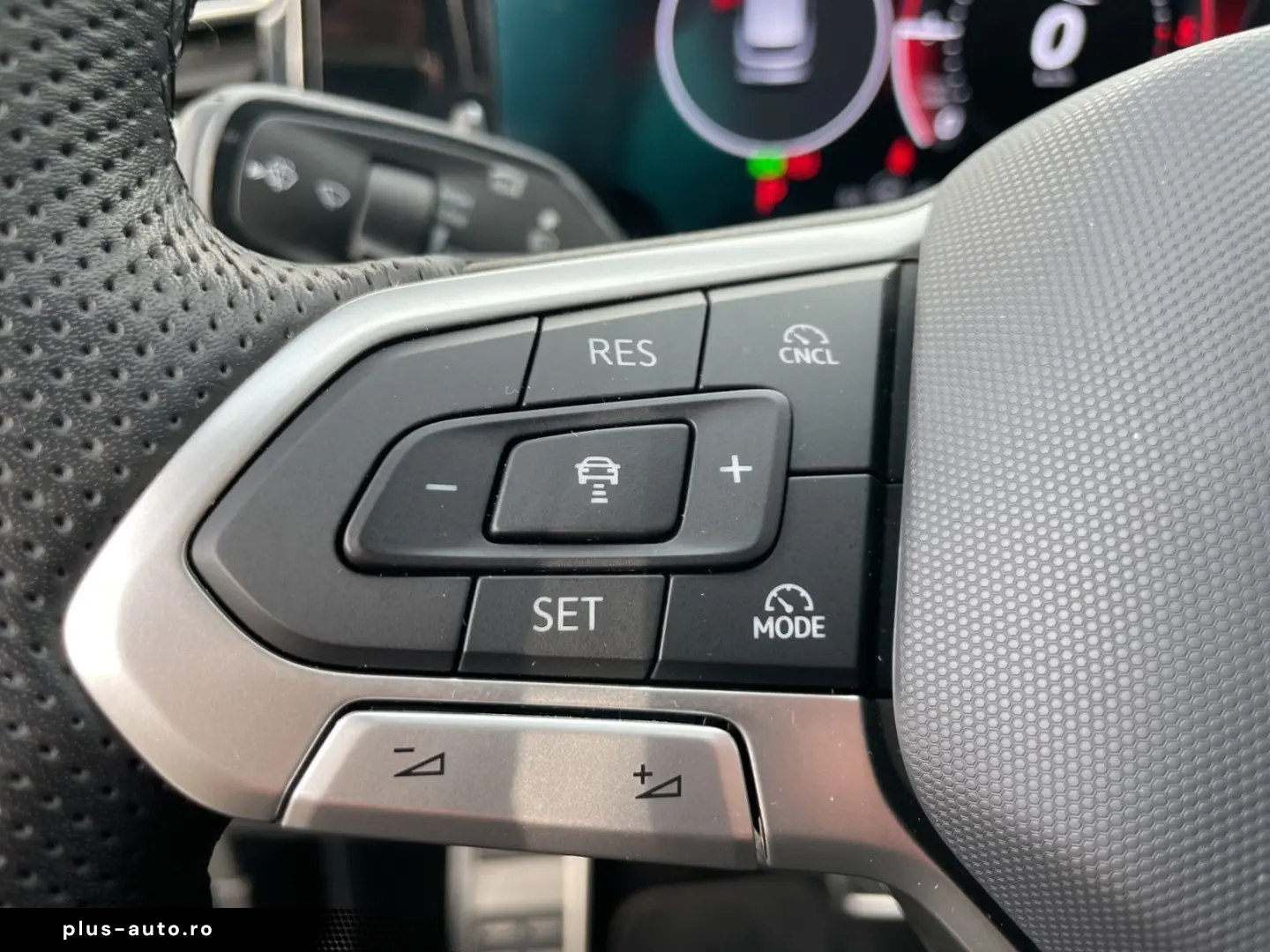 VW Tiguan 2.0 TDI 4Motion R-Line  DSG NAVI ACC DAB