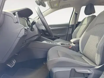 VW Golf VIII 1.0 eTSI DSG Active Navi AHK Pano