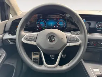 VW Golf VIII 1.0 eTSI DSG Active Navi AHK Pano