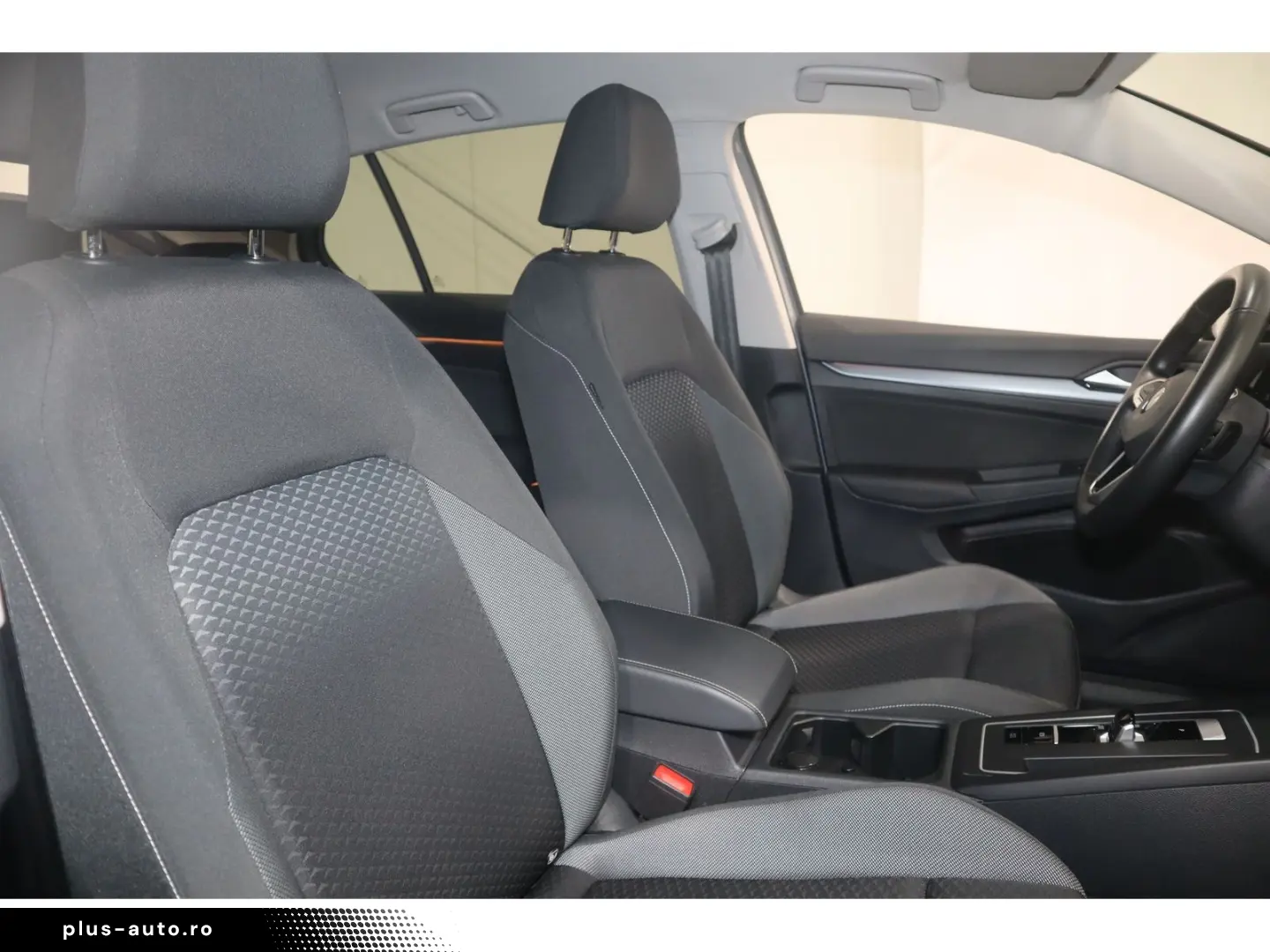 VW Golf VIII 1.0 eTSI DSG Life AHK Navi CAM SHZ ACC