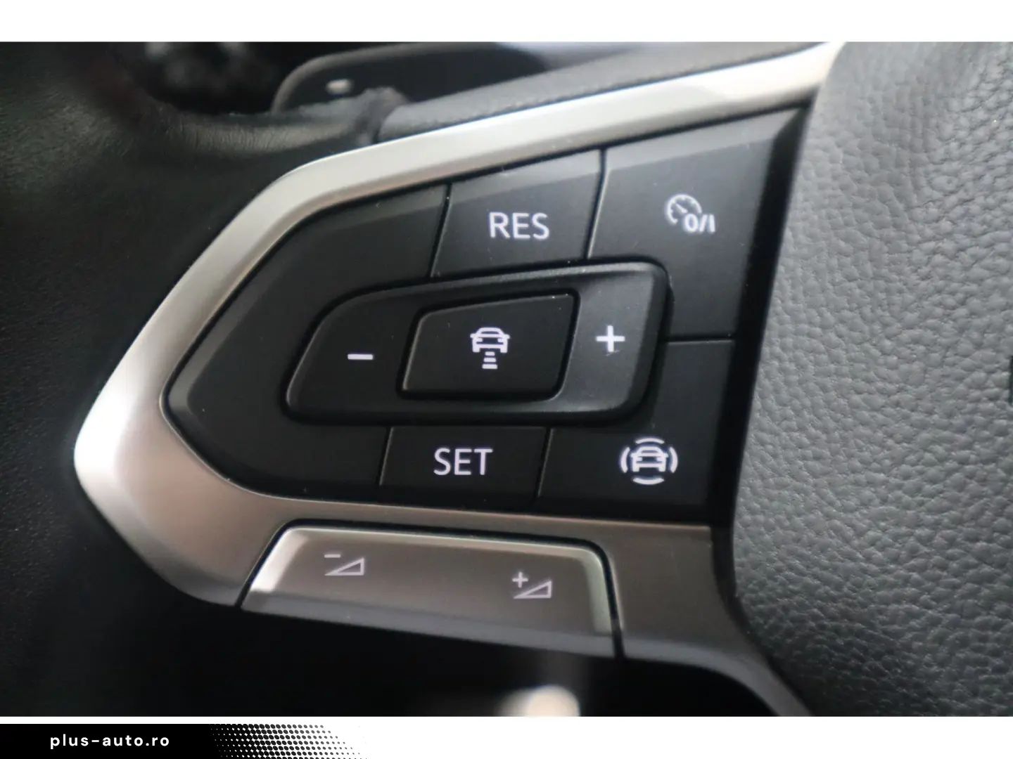 VW Golf VIII 1.0 eTSI DSG Life AHK Navi CAM SHZ ACC